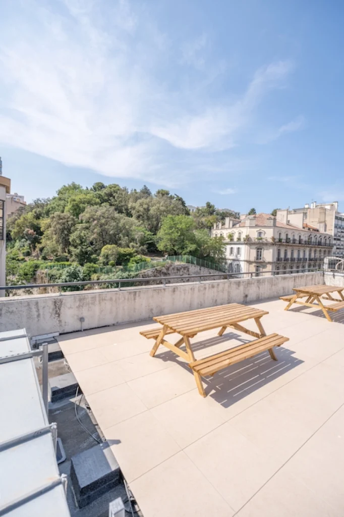 Grande terrasse et coin repas